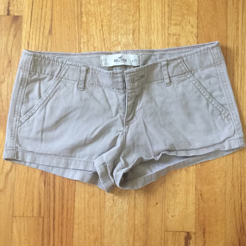 Hollister low-rise tan twill shorts!